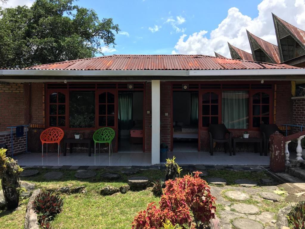 Hisar Guest House Tuktuk Siadong Bagian luar foto